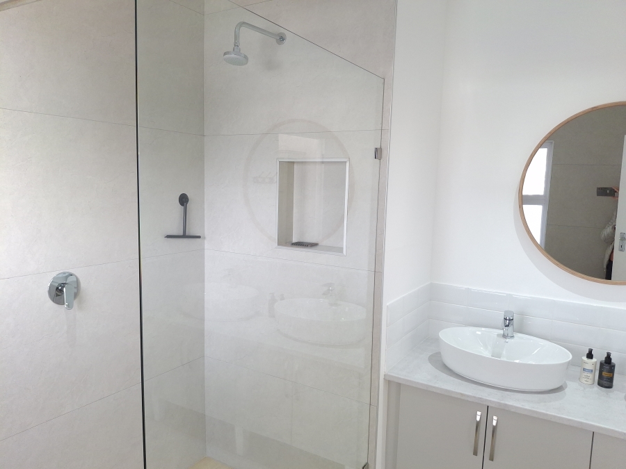 To Let 1 Bedroom Property for Rent in Clovelly Western Cape